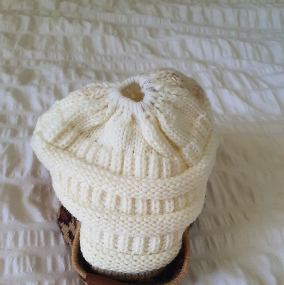 Leopard print ponytail beanie - Picture 2 of 4